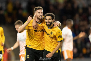 躺着进球，热那亚前锋科隆博在倒地情况下一脚完成破门（倒地卧射破门，热那亚前锋科隆博一脚建功）