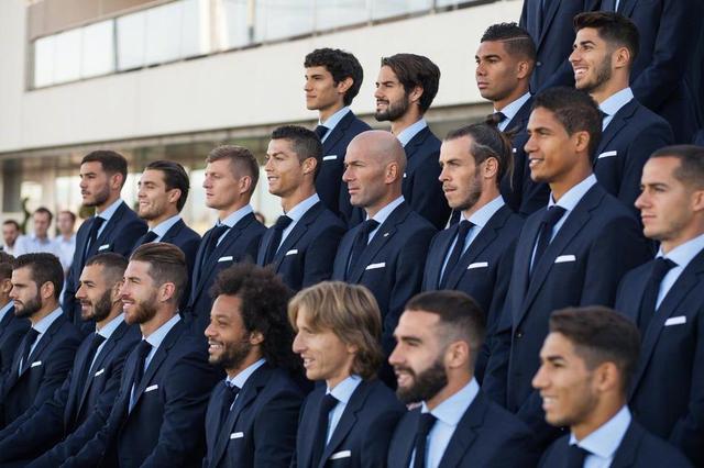 超高人气，一印度女球迷接机时手举标语：梅西，拯救印度足球（人气爆棚，印度女球迷机场举牌呼喊：梅西，请拯救印度足球）